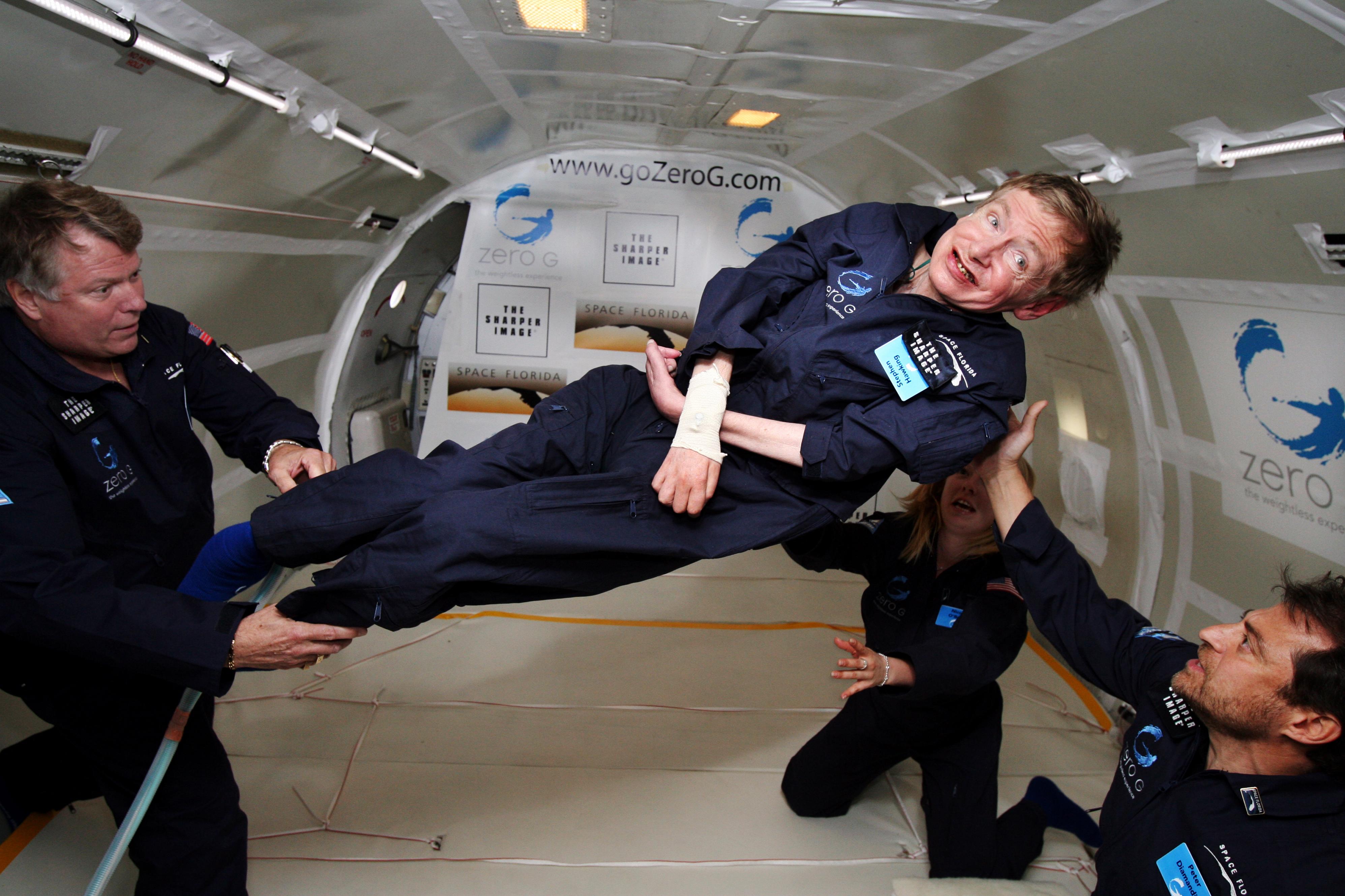 Stephen Hawking: “Habrá que escapar de este planeta”