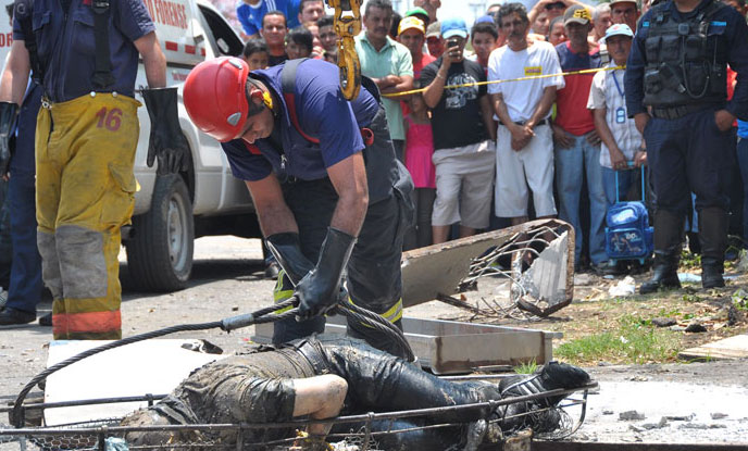 Hallan cadáver de hombre en una tanquilla de cableado eléctrico (FOTO)