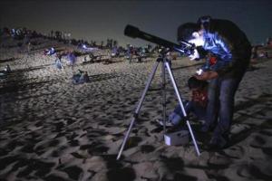 Récord Guiness: Casi 3 mil personas miran la luna al mismo tiempo mediante un telescopio