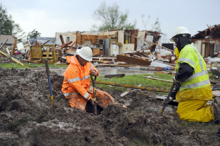 Lluvias torrenciales complican limpieza de zona devastada por tornado en EEUU (Fotos)