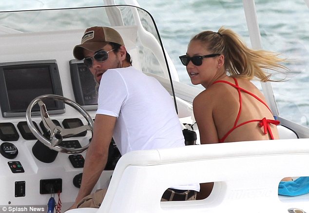 Enrique Iglesias y Anna Kournikova disfrutan de una cita “sencilla” (Fotos)