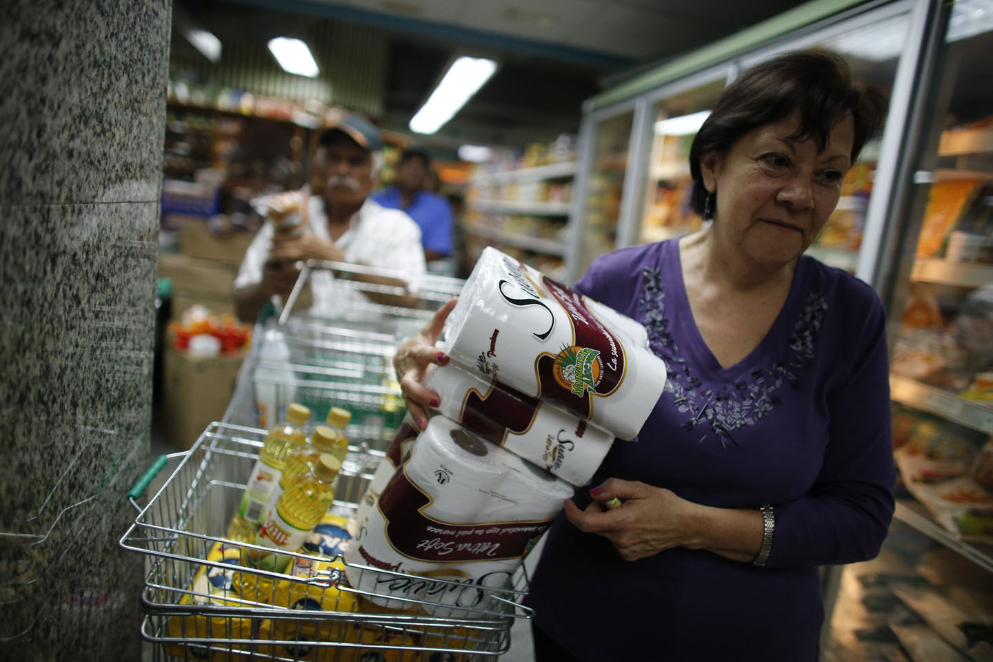 En fotos: ¡Venezolanos encontrando oro!… en forma de papel higiénico