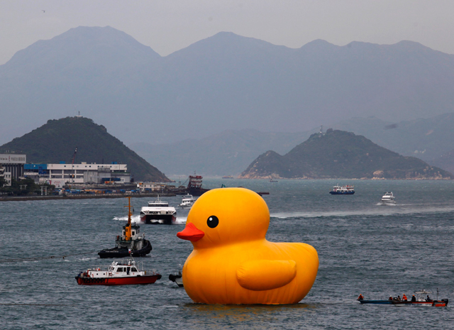 El pato gigante vuelve a las aguas de Hong Kong