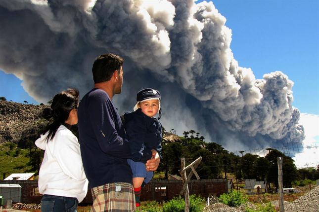 Comienza evacuación de pobladores por erupción de volcán en Chile