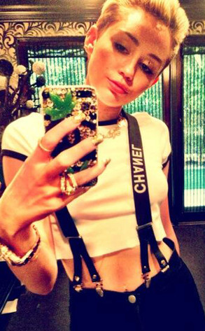 Miley Cyrus muestra su impresionante abdomen y su amor a la marihuana (Foto)