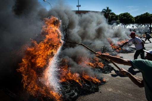 Manifestantes bloquean acceso al estadio donde comenzará Copa Confederaciones