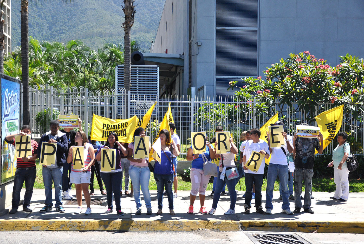 Así los jóvenes de Primero Justicia piden que se extienda el RE del CNE (Fotos)