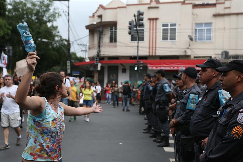 Así están los manifestantes en los alrededores del Maracaná (FOTOS)