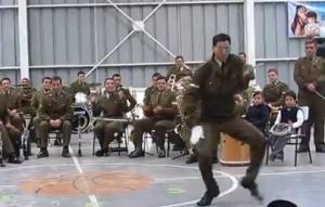 Sargento sorprende con su baile a la “Michael Jackson” (Video)
