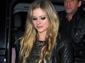 Foto revela posible embarazo de Avril Lavigne