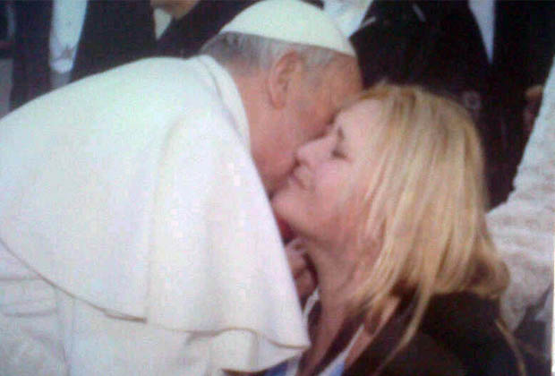 Mujer dice que la bendición del papa Francisco la curó del cáncer