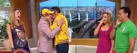 El beso de Carlos Ponce y Daniel Sarcos (Video)