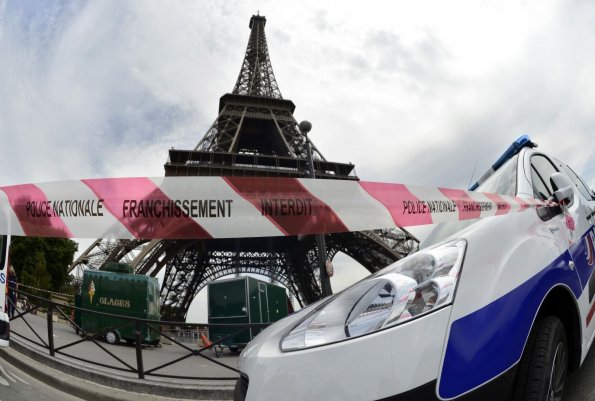 Desalojan la Torre Eiffel por un hombre que amenazaba con suicidarse