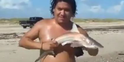 Hombre es mordido por un pequeño tiburón cuando posaba para una foto (Video)