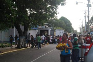 INACEPTABLE: Así saquearon un camión con harina y aceite en Maracaibo