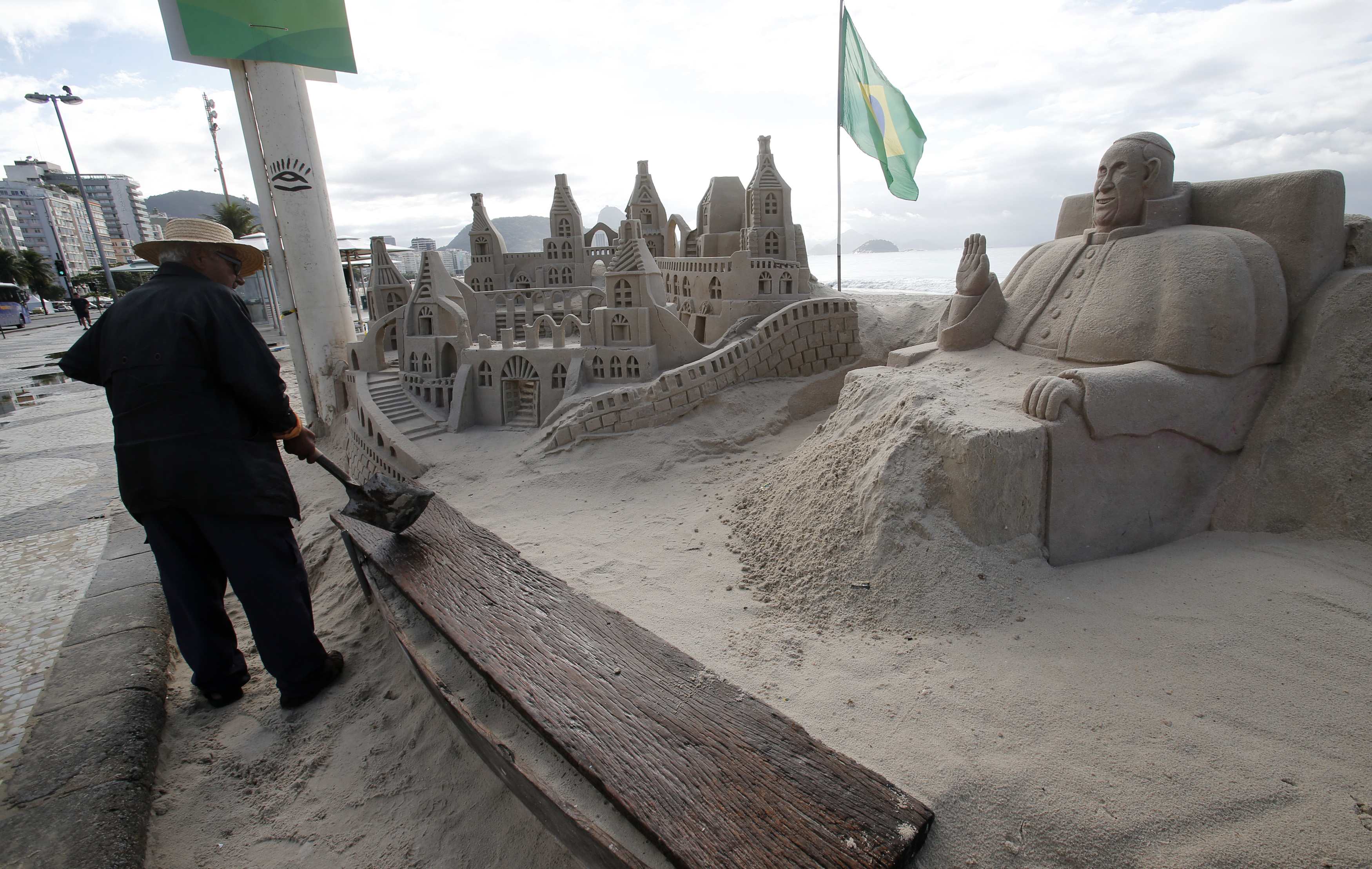 Brasileros crean una escultura en arena del papa Francisco (Fotos)