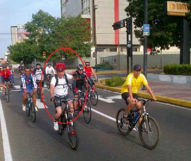Arias Cárdenas pasea en bicicleta en Maracaibo (foto)