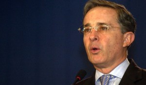 Uribe considera demandar a juez que pidió indagarlo por paramilitarismo