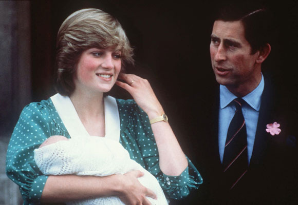 El momento en el que Diana abandona el hospital con el príncipe Guillermo… y otras presentaciones oficiales