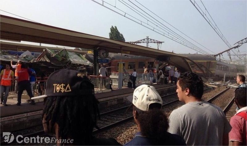 Al menos ocho muertos al descarrilar un tren cerca de París (Fotos)