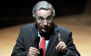 Uribe pide a autoridades colombianas investigar a Maduro por calumnia