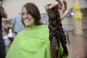 Con los pelos de punta por las “pirañas”, las muchachas donan sus cabelleras (Fotos)