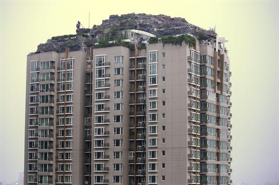 Desmontan polémica villa de montaña en un rascacielos (Fotos)
