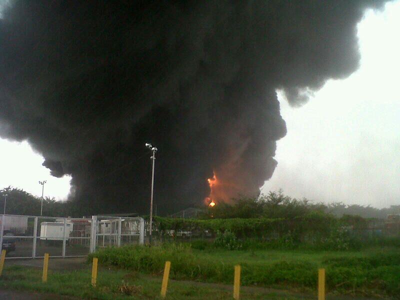 Impacto de un rayo causa explosión en refinería de Puerto La Cruz, desalojan habitantes de la zona (FOTOS)