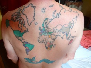 Se tatúa el mapa del mundo y lo colorea a medida que lo va conociendo