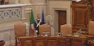 Policía muestra sus pasos de baile antes del juicio de Silvio Berlusconi
