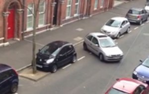 Mira cuánto tiempo tarda esta mujer en estacionar su carro (VIDEO)