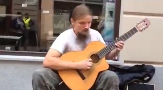 Impresionante: Guitarrista callejero deslumbra a todos por su habilidad (Video)