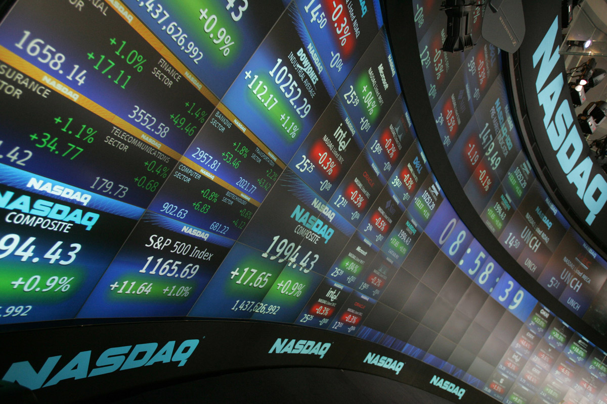El Dow Jones baja y el Nasdaq anota nuevo récord