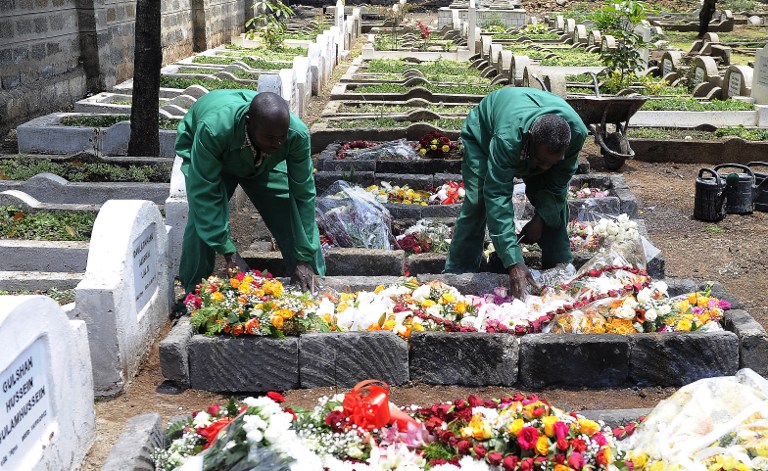 Kenia entierra a sus muertos y espera respuestas tras el asalto (Fotos)