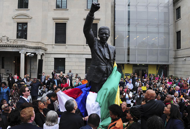 La estatua de Nelson Mandela que adorna la nueva embajada de Sudáfrica en Washington