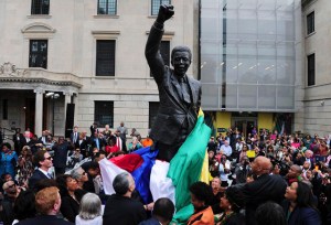 La estatua de Nelson Mandela que adorna la nueva embajada de Sudáfrica en Washington