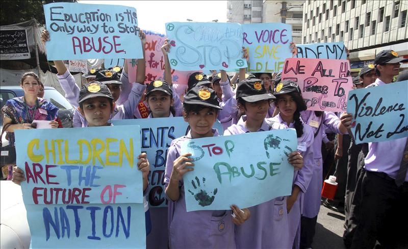 Un niño es violado por el director de la escuela y otros cuatro hombres