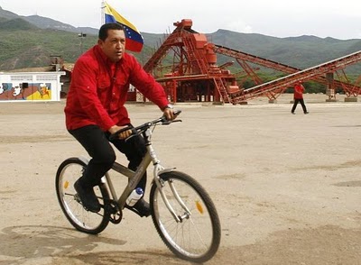 Chávez también se dio un “platanazo” en bicicleta (Video)