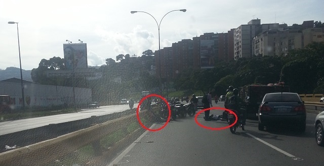 En Caracas los motorizados también chocan entre ellos (fotos)