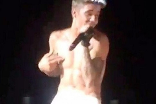 Se le caen los pantalones a Justin Bieber en pleano concierto (Video)