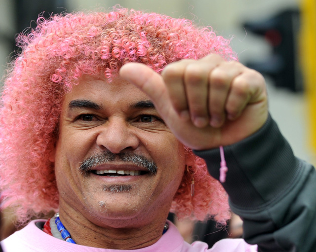“El Pibe” Valderrama se tiñe el cabello de rosa en lucha contra el cáncer (Fotos)