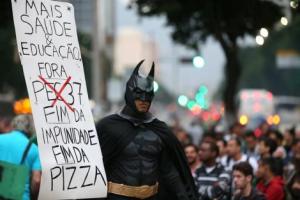 ¡Santos cielos! Detienen a “Batman” en manifestación en Rio de Janeiro