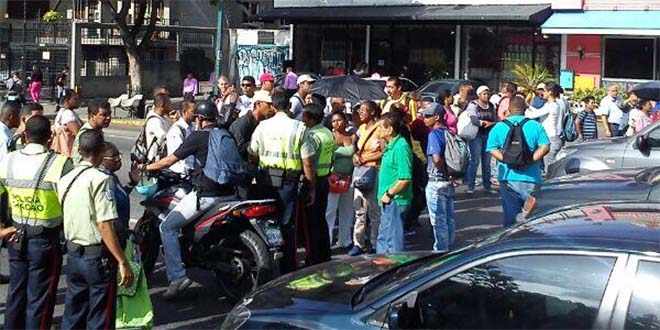 Protestan en Altamira por el mal servicio del Metrobús hacia El Hatillo
