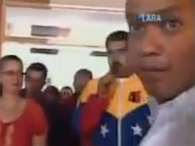 Vea a Maduro mal ofuscado cuando lo medio tapan de la toma