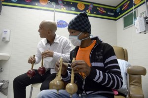 Niños venezolanos alivian el cáncer con violines, maracas y mandolinas (Fotos)