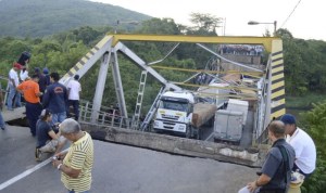 Ingenieros advirtieron que el puente de Boca de Uchire se desplomaría