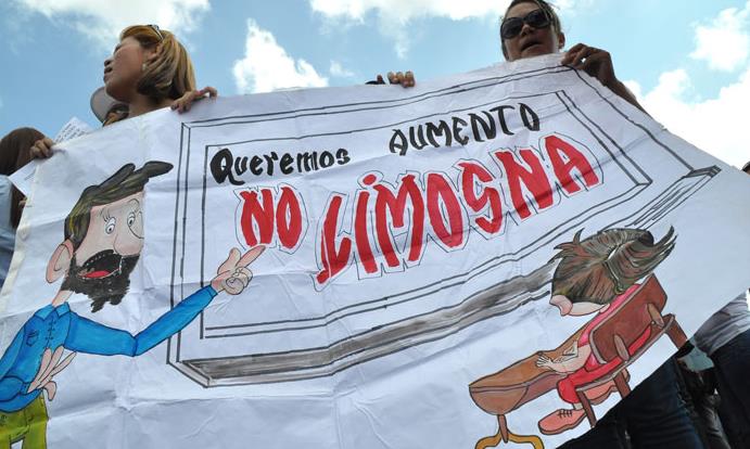 Educadores reclaman sus derechos laborales