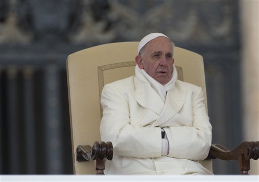 El Papa se arropa para audiencia al aire libre (Fotos)