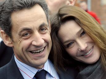 Carla Bruni canta en París con su marido, Nicolas Sarkozy, entre el público