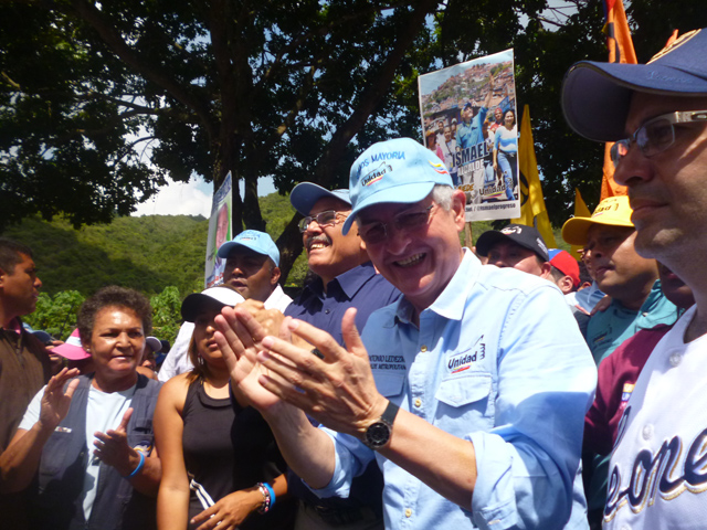 Jesús Armas y candidatos de la MUD realizan caminata en Caricuao